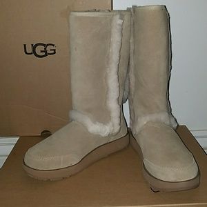 UGG BOOTS.. brand new never been worn!